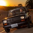 Fiat 147 preto fazendo uma curva.