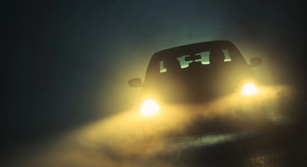 Farol de carro amarelo.