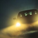 Faróis de carro amarelo.