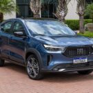 Fiat Fastback azul parado de frente.