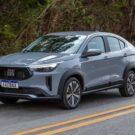 Fiat Fastback cinza em velocidade.