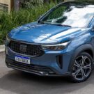 Fiat Fastback Hybrid azul parado na diagonal.