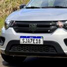 Fiat Mobi prata parado de frente.