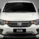 Um Fiat Mobi branco.