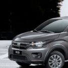 Fiat Mobi cinza parado na diagonal.