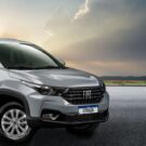 Fiat Strada prata parada na diagonal.