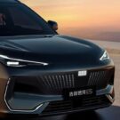 Geely E5 preto parado na diagonal.