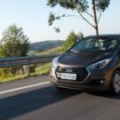 Carro HB20 cinza em velocidade.