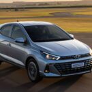 HB20 prata em velocidade.