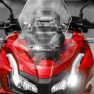 Honda ADV 160 vermelha de frente.