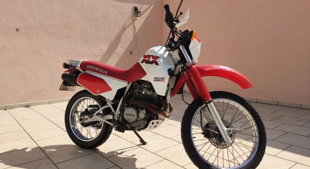 Honda XLX vermelho de lado.