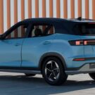 Hyundai Creta azul claro de costas.