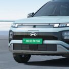 Hyundai Creta azul claro parado na diagonal.