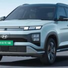 Hyundai Creta azul claro parado de frente.