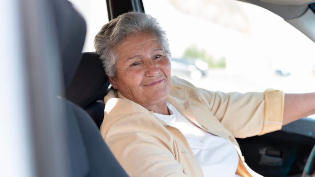 Idosa dirigindo carro.