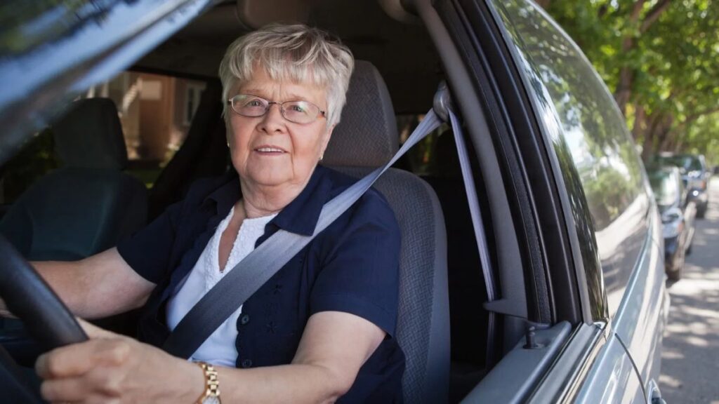 Idosa dentro de veículo.