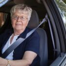 Idosa dentro de veículo.