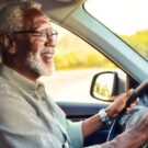Idoso dirigindo seu carro.