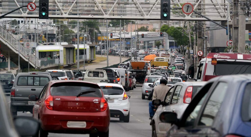 Carros em uma rua.