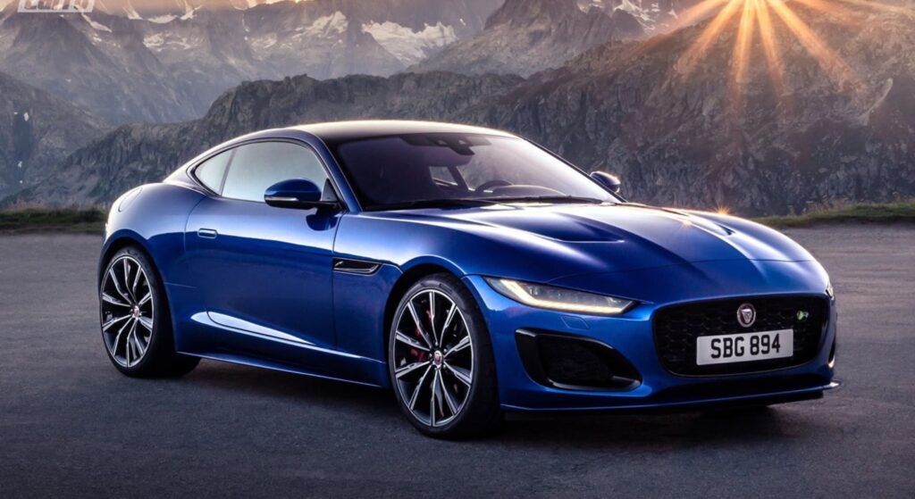 Jaguar azul parado na diagonal.