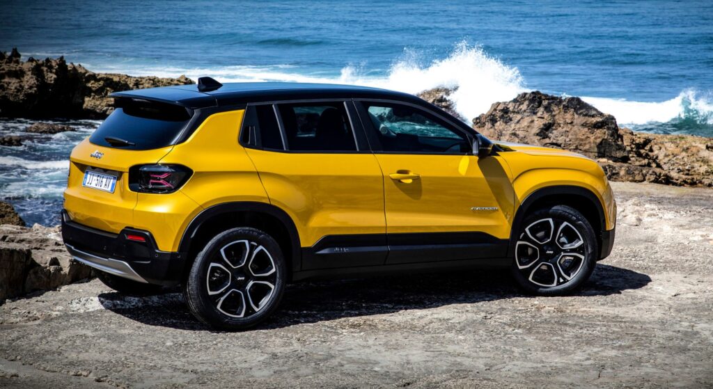 Jeep Avenger amarelo de costas.