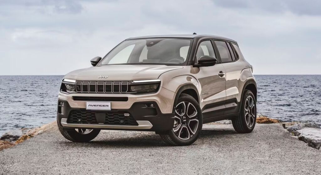 Jeep Avenger prata parado na diagonal.