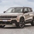 Jeep Avenger prata parado na diagonal.