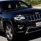 Carro Jeep Grand Cherokee 2014 preto em velocidade.
