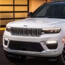 Jeep Grand Cherokee Limited branco pardo na diagonal.