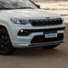 Jeep SUV branco parado na diagonal.