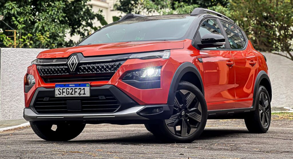 Renault Kardian vermelho parado de frente.
