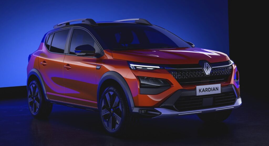 Renault Kardian laranja parado na diagonal.