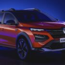 Renault Kardian laranja parado na diagonal.