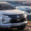 Mitsubishi Pajero Sport parado nas pedras.