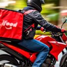 Motoboy entregando comida.