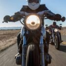 Motorista dirigindo sua moto.