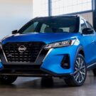 Nissan Kicks azul parado de frente.