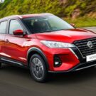 Nissan Kicks vermelho em velocidade.