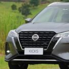 Nissan Kicks cinza parado na diagonal.