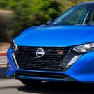 Nissan Sentra azul em velocidade.