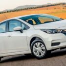 Nissan versa branco de lado.