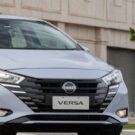 Nissan Versa branco parado na diagonal.