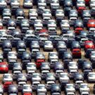 Pátio cheio de carros.