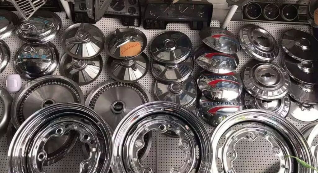 Peças de carros antigos.
