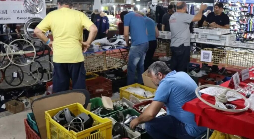 Escolhendo as peças de carros antigos.