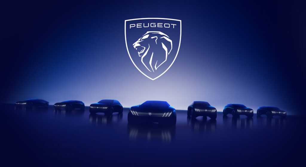 Vários carros da Peugeot com logo em cima.