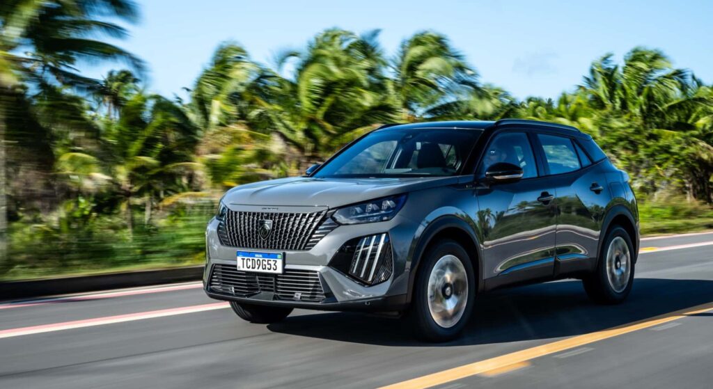 Um carro da Peugeot em velocidade.