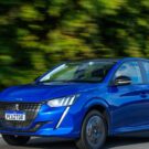 Peugeot 208 turbo azul em velocidade.