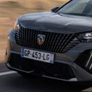 Peugeot cinza em velocidade.