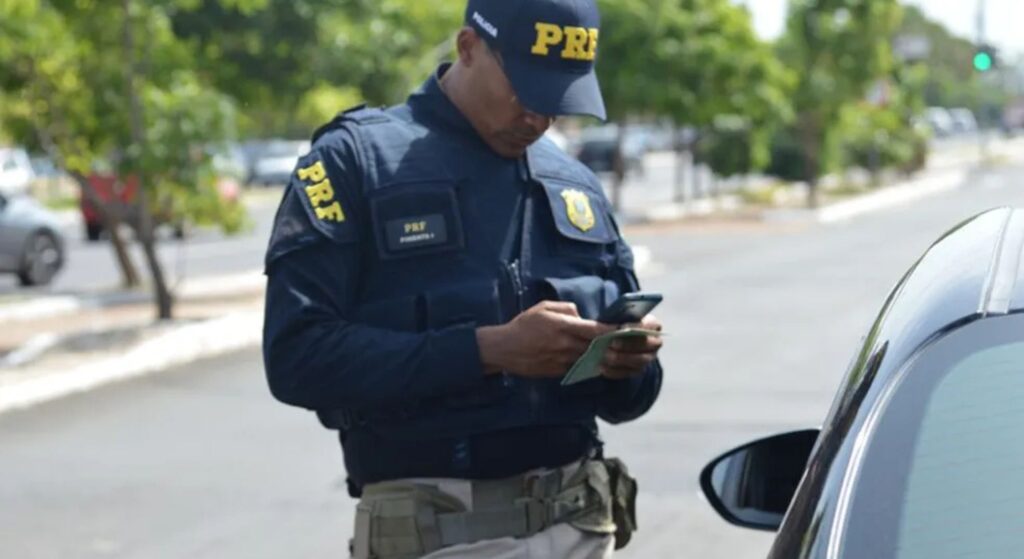 policial fiscalizando carros.